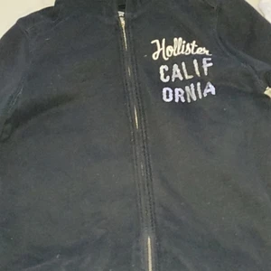 Storlek XS - En fin tröja ifrån Hollister i färgen svart med en text på och så är den lurvig inuti. jag säljer denna för att den inte kommer till användning. Den är använd ett par gånger men inga skador. Köparen står för frakt 📦och jag skickar fler bilder om de behövs.