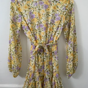 Klänning Chiquelle  - Superfin klänning från Chiquelle. Slutsåld. Helt ny med tags kvar. Strl XS, passar 34-36 💗 En knapp som saknas i nacken men lätt att fixa. Nypris 600kr.