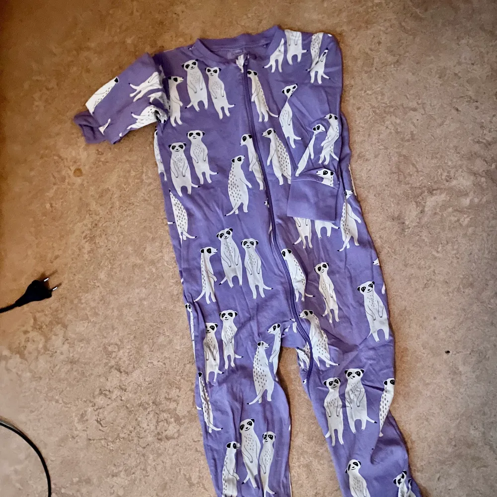 Lindex pyjamas storlek 98 använd en gång 75 kr . Övrigt.