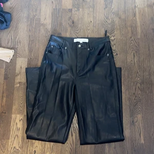 Skin byxor  - Jätte snygga straight leg skin byxor, från Gina. Storlek 36 och i jätte bra skick. Säljer för 120 kr plus frakt! Kan mötas i Lund/lödde