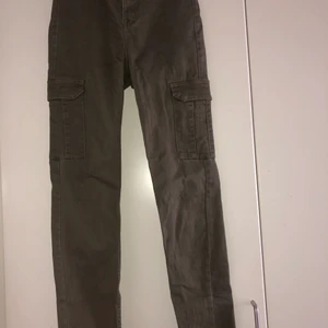 Cargo jeans - Hej, säljer mina gröna cargo jeans från hm, knappt använda, fint skick, knappt någon stretch i dom, Storlek: 34