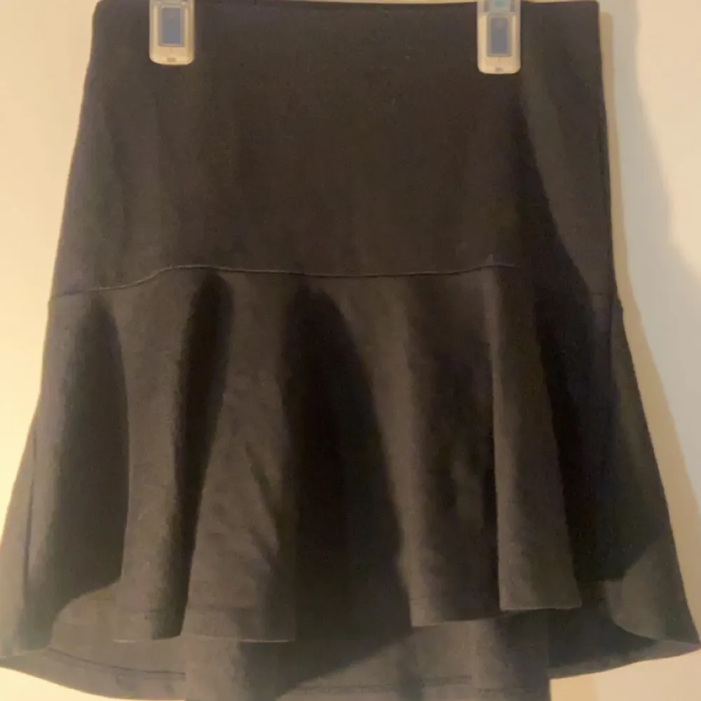 Säljer denna svarta kjolen som är använd några gånger. Storlek: S. Skriv för fler bilder eller frågor. . Kjolar.