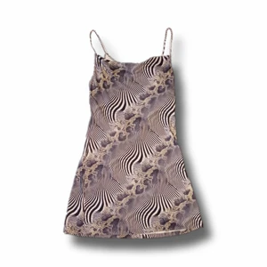 Mönstrad klänning  - En kort mönstrad klänning! Love it! Lätt i materialet och har en smickrande passform ❣️ i gott skick 