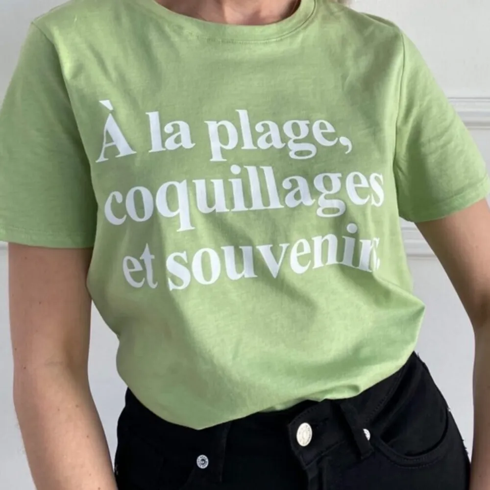 Grön tröja med franskt motiv, tröjan är använd få gånger och säljer pågrund av att den är för liten❤️ FRAKT ÅTERKOMMER SENARE. T-shirts.