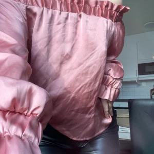 Rosa blus - Rosa of shoulder blus i satin 