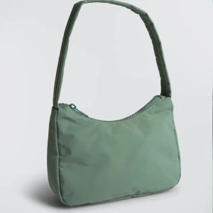 Mörkgrön axelväska från Gina tricot  - En mörkgrön julie bag från gina tricot som inte säljs mer.💚