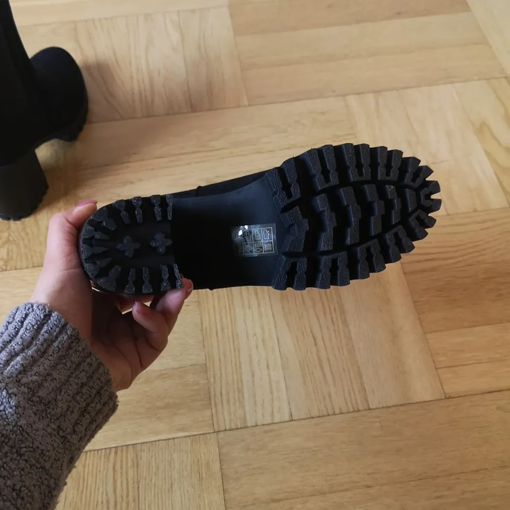 Hej! Säljer dessa fina svarta ankelboots skor från NLY shoes! Skaft höjd 13 cm, klackhöjd 7,5 cm. Skorna är mocka imitation med gummi sula.     Storlek 37.                                                               Kan mötas i Älvsjö centrum eller i Högdalen! . Skor.