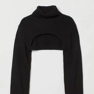 Croppad Polotröja i svart - Säljer min fina croppade polotröja då den inte kommer till användning längre. Har använt den cirka 1-2 gånger så den är i bra skick🖤