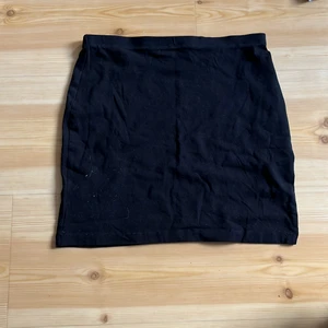 Svart kjol - Använder inte men den är fin :) Kan inte se vart den kommer ifrån eller storlek men hade chansat på typ xs/s från hm eller något