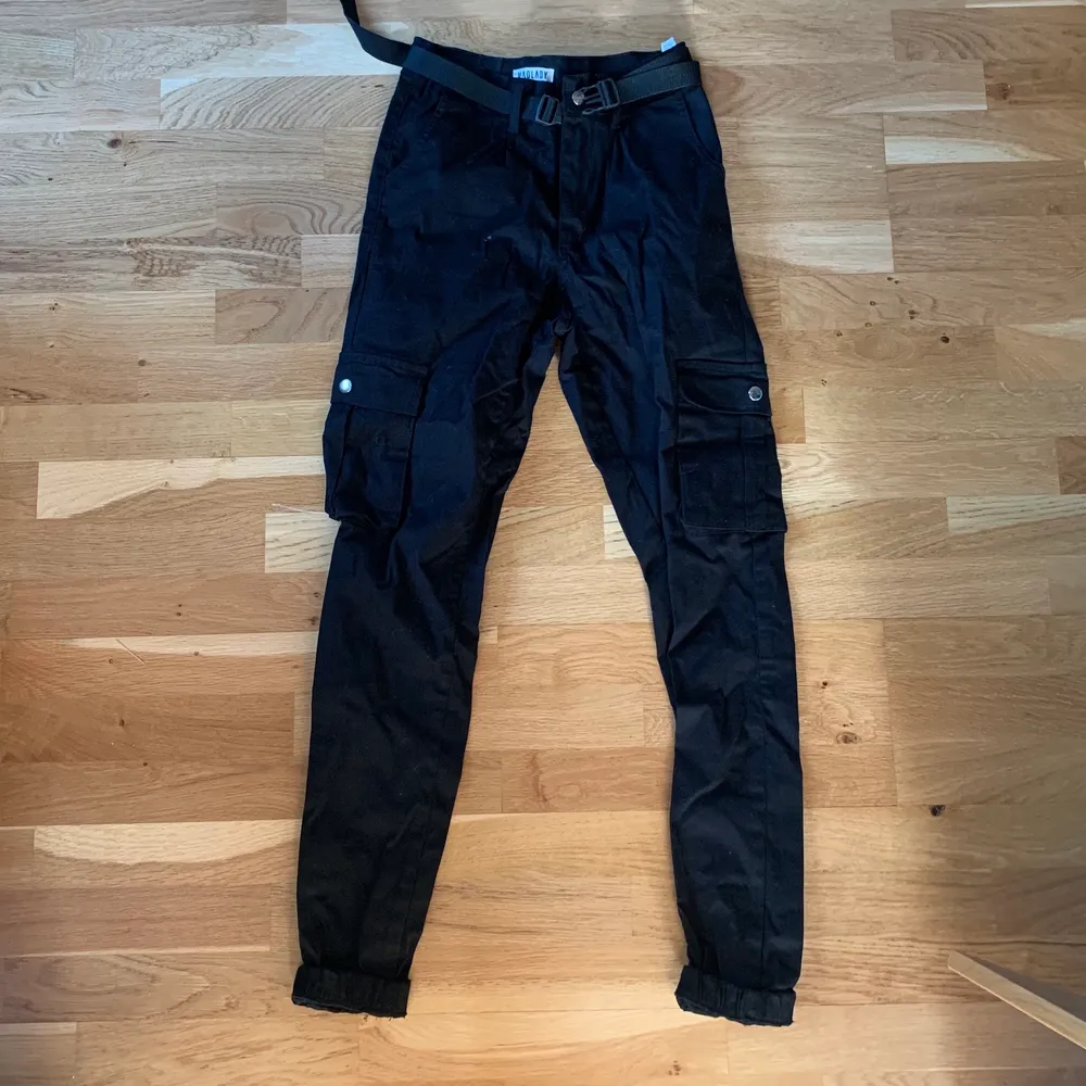 Svarta cargobyxor med bälte i midjan ifrån madlady, storlek XS💕 använda 1 gång! Köparen står för frakten🥰. Jeans & Byxor.