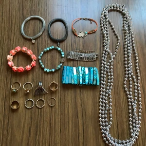 Diverse smycken - Halsband, ringar och armband! ✨ Priser: ringar 20 kr, halsbanden 20 kr (alla), och armbanden 20-70 kr. Frakten ingår inte. Vid köp av flera kan priser diskuteras ☺️