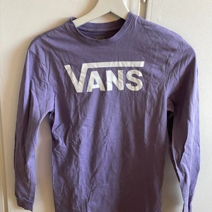 Vans långärmad  - En äkta Vans långärmad tröja i färgen lila. Storleken är x small. Den är ej använd 