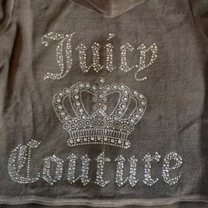Juicy couture tracksuit set gray - Trendig juicy couture byxor. Jag köpte Storlek L men det är mer som storlek S/M. Jag köpte det för 850 och säljer en för 785, pris kan diskuteras. Har en guldig också och om ni vill ha både Så kan ni titta på det andra jag har lagt upp! De har fina diamanter/Kristaller på sidorna och baksidan på koftan har den juicy couture märket med diamanter. Allt är bra med den, jätte bekväm. Ny skick, fick den förra veckan och den var för tajt så har inte använts! 