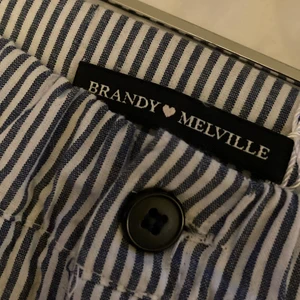 Randiga Pyjamasbyxor BRANDY MELVILLE, S - Jag säljer dessa jättegulliga pyjamasbyxorna från BRANDY MELVILLE som passar superbra på sommaren. De är blåa och vita med fake fickor där bak och de har resor i midjan på framsidan. De är köpta på Sellpy men jag säljer dem då de var för små. 