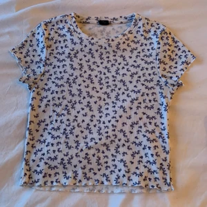 urban outfitters top size M - the cutest blue and white top from urban outfitters in size M, with tiny blue flowers and scalloped hems, perfect for spring and summer! 💙🤍