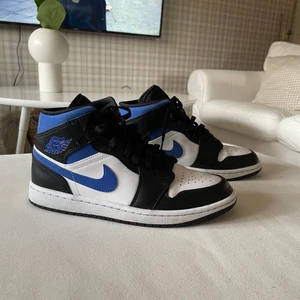 Air Jordan 1 mid racer blue - Väldigt sparsamt använda, köpta från wavykicks
