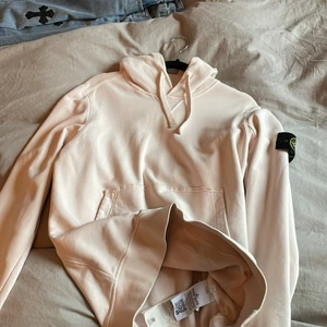 Stone island hoodie - Knappt använd i size small. Den e typ beige/Salmon, som referens mot vit på andra bilden.