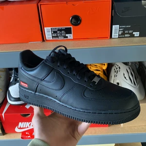 Nike Air Force 1 Supreme - Säljer nu dessa Air Force 1 Supreme i storlek 42 Eu! Har själv ett par fast vita och det är de skönaste skorna jag har samtidigt som de är väldigt snygg! Skicka till mig ifall ni har frågor!!