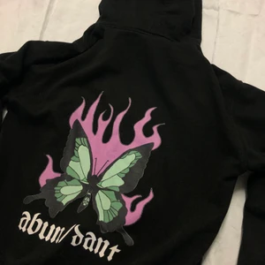 Abundant hoodie  - Säljer denna feta hoodie från abundant då den inte passar länge. Den har ett litet hål på magen som inte syns så mycket (se bild 3). Annars är den i mycket bra skick. Storlek M men passar dig som har S med. Dra iväg ett meddelande om du har ytterligare frågor eller vill köpa 🙌