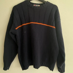 Perfekt stickad fila tröja  - Favorit tröjan! Så varm och snygg till allt! Dock har jag råkat spilla textilfärg på ena armen och lite på tröjan. Om du ändå vill ha den är den din! Den är annars i fint skick! :) 