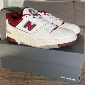 New Balance 550 Burgundy Cyan - Storlek 40,5, helt nya köpta på zalando. Kvitto finns skriv för mer info. Kan skicka bild på kvitto vid önskemål, vill bli av med skorna så kan gå ner lite i pris vid snabb affär