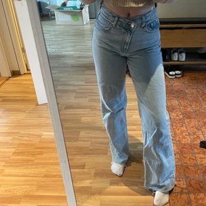 Jeans från stradivarius  - Säljer dessa snygga jeans från stradivarius! Fint skick i storlek 34💙