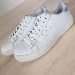 Vita sneakers - Fina vita sneakers med detaljer där bak✨Har använd dem några gånger så de är i bra skick💕original pris 200kr🧚🏼‍♀️
