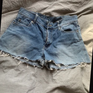 Jeans shorts - Blå shorts med fransar. Bra skick. Frakt tillkommer.