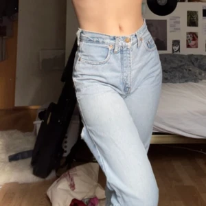 Levis med hål - Ett par Levis med hål vid låret ! De sitter jättebra på mig som är 167cm och vanligtvis har 38 i byxor ✨💕 men använder dem aldrig !