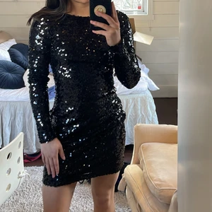 Svart paljettklänning  - Svart paljettklänning från Nelly i storlek xs