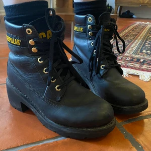boots⭐️ - Caterpillar skor jag köpte för 350kr på tradera men har bara använt 3 gånger eftersom dom är lite för små, står storlek 38 men skulle nog säga att de passar en 37a bättre!💕 Supersöta! säljer billigt eftersom dom ser använda ut
