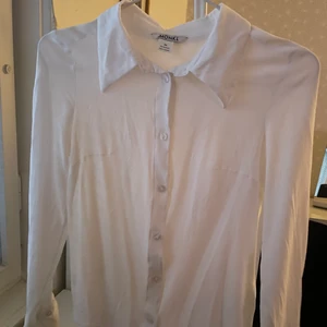 Skjorta - Strl 34. Säljer denna super sköna skjorta från Monki. Tunt härligt material perfekt till vår/sommar. Säljer då jag växt ur den. Använd 1-2 ggr och är i fint skick. Pris:70kr+frakt 