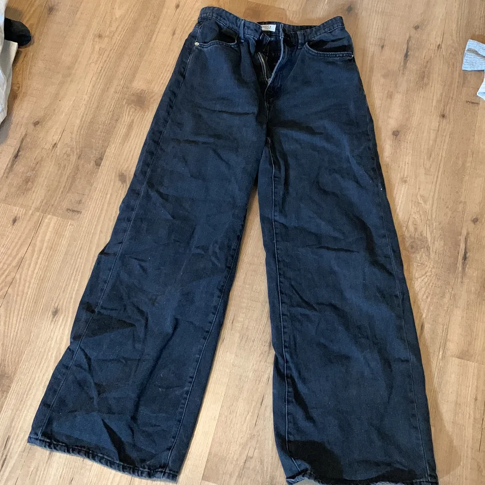 Svarta jeans från Lindex, säljs då dom är för stora för mig, priset är 200kr+frakt, för fler bilden och fårgor är de bara att skriva. Jeans & Byxor.