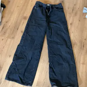 Svarta jeans från Lindex, säljs då dom är för stora för mig, priset är 200kr+frakt, för fler bilden och fårgor är de bara att skriva