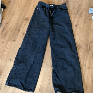 Jeans i storlek M - Svarta jeans från Lindex, säljs då dom är för stora för mig, priset är 200kr+frakt, för fler bilden och fårgor är de bara att skriva