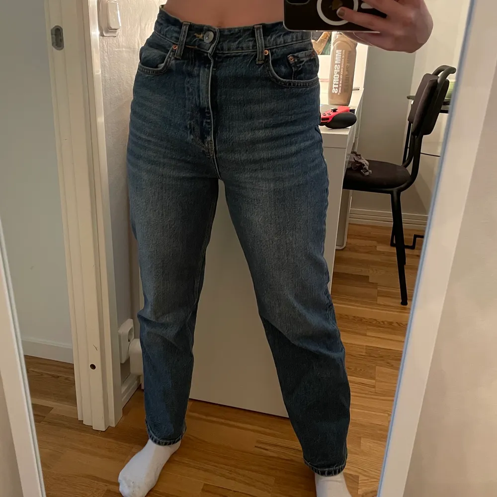 Blåa jeans från Gina tricot i strl 34, passar bra för mig som är 160 :). Jeans & Byxor.