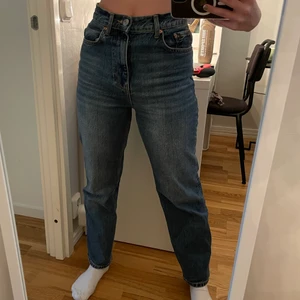 Blåa jeans - Blåa jeans från Gina tricot i strl 34, passar bra för mig som är 160 :)