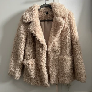 Fluffig jacka  - Fin fluffig jacka från HM i fint skick i storlek xs!🥰 köparen står för frakten.