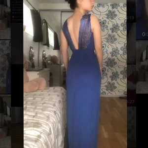 Helt ny balklänning stl 32-34 - Egetligen 34 men den har något smalare midja så passar 32 också.                                                Oanvänd klänning från Elsie Ryan. Kan även användas som festklänning och aftonklänning.                     Vacker och skön med väldigt fint flöde i tyget och lång slits.✨                                                                             (Jag är 158 och den är lite för lång för mig med klackar) Valde en annan klänning till bal istället.          Dm för mer bilder❤️ Nypris 1300