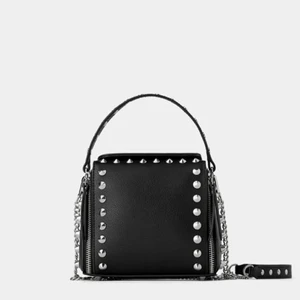 Zara nit väska🖤 - (Säljer igen pga strul med förra annonsen!) skit snygg zara väska men kommer inte till använding! Går inte att köpa längre på zara hemsidan! Kom privat för för bilder🖤🖤 säljer vid bra pris! (Ska kolla upp fraktpriset)