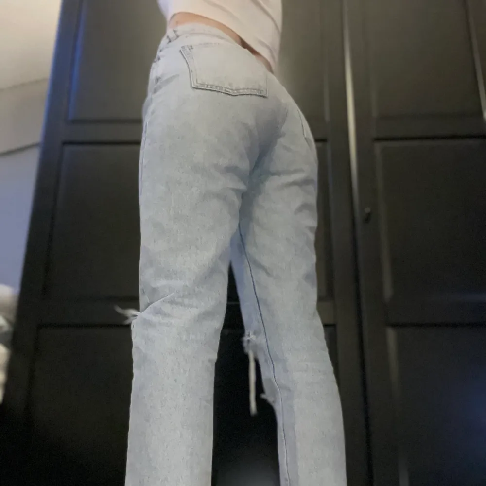 Super fina jeans från monki. Köpta för 2 år sedan men inte kommit till användning. Köpte på rea men var lite fel storlek. . Jeans & Byxor.