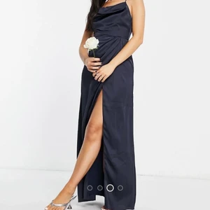 Balklänning från Asos - Säljer denna fina marinblåa klänningen från Asos. Den är endast provad. Var ett alternativ till balklänning för mig, men har hittat en annan. Den är i petitemodell men passar bra på mig som är 164cm (med klack på 8cm)💙 den har en hög slits och rygg med korsade tunna band✨Ett utav banden har lossnat fram, men kan nog mycket enekelt sys fast igen. köptes för 879kr 