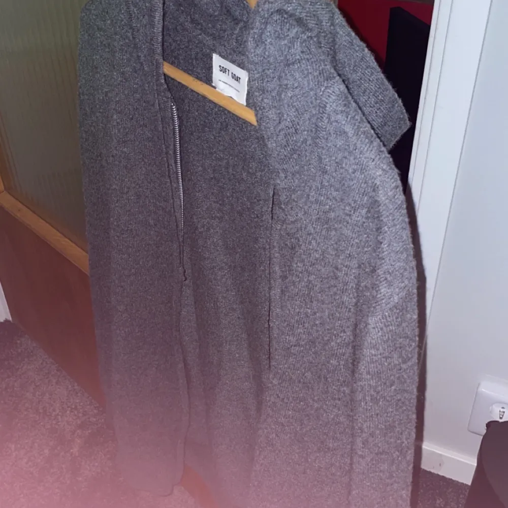 En soft goat zip hoodie i storleken L. Knappt använd, jätte bra skick. Nypris: 2500kr mitt pris: 1500. Hoodies.