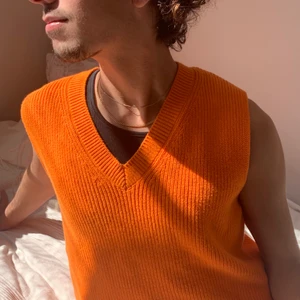 Orange väst - Stickad väst från Zara. Använd 2ggr, fint skick! Normal i storleken. Möts i sthlm annars står köparen för frakten