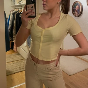 Topp - Så söt topp ifrån bikbok perfekt till våren, strl S💛 Babygul färg 