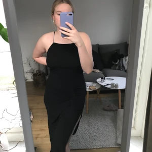 Klänning - Svart lång klänning från Cubus, justerbara band