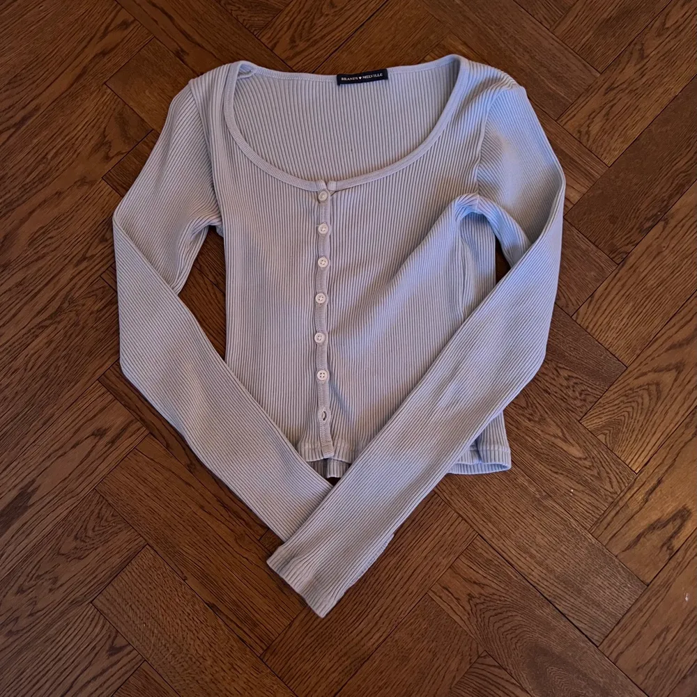 Super söt brandy Melville zelly long sleeve top! Inte alls mycket andvänd och nästan som ny! Köpt för ca 400 kr, dm för mer info och bilder. Pris kan diskuteras! . Toppar.