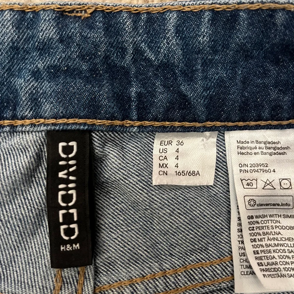 Säljer dessa highwaist ihåliga jeans i färgen blå/mörkblå, köpta ifrån H&M. Använda ett fåtal ggr, dvs runt 5, och är i mycket bra skick. Storlek 36. Köpta för 200. Kontakta privat för yttligare frågor samt bilder❤️‍🔥❤️‍🔥. Jeans & Byxor.