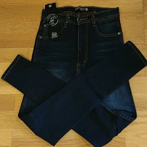 Mörkblå Highwaist Jean, Size S - Mörkblå Jean, Aldrig använt! Frakt ej inkluderat men priser går att diskutera 🤗(skriv till mig kring fler frågor o bilder)