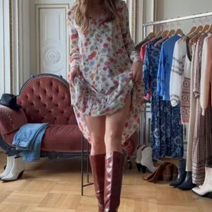 Burgundy stövlar - Hej! Jag säljer dem här fina stövlarna med klack i brunröd färg pga att dem är för stora för mig:(( 💖